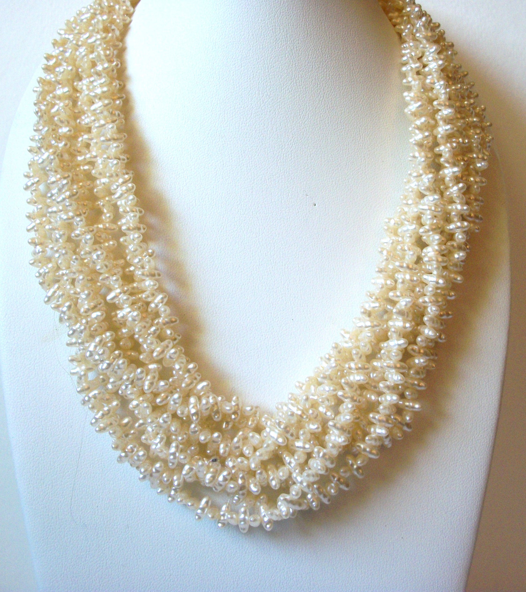 Vintage Pearly Lucite Necklace 91720