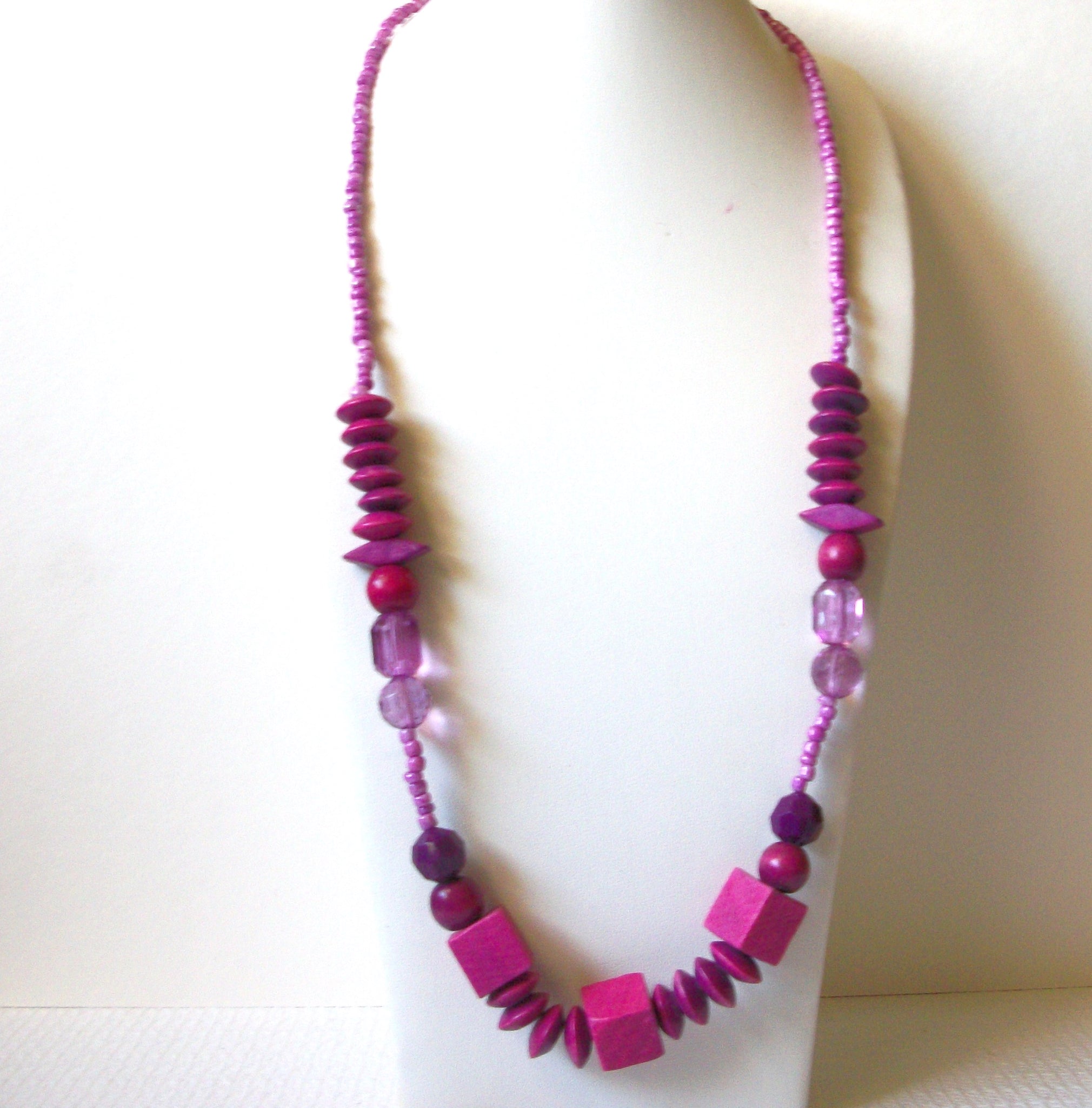 Vintage Fuchsia Pink Wood Necklace 91920