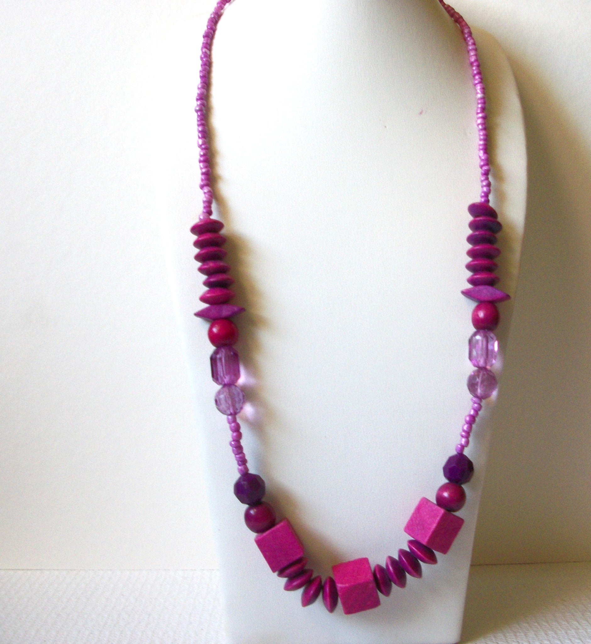 Vintage Fuchsia Pink Wood Necklace 91920