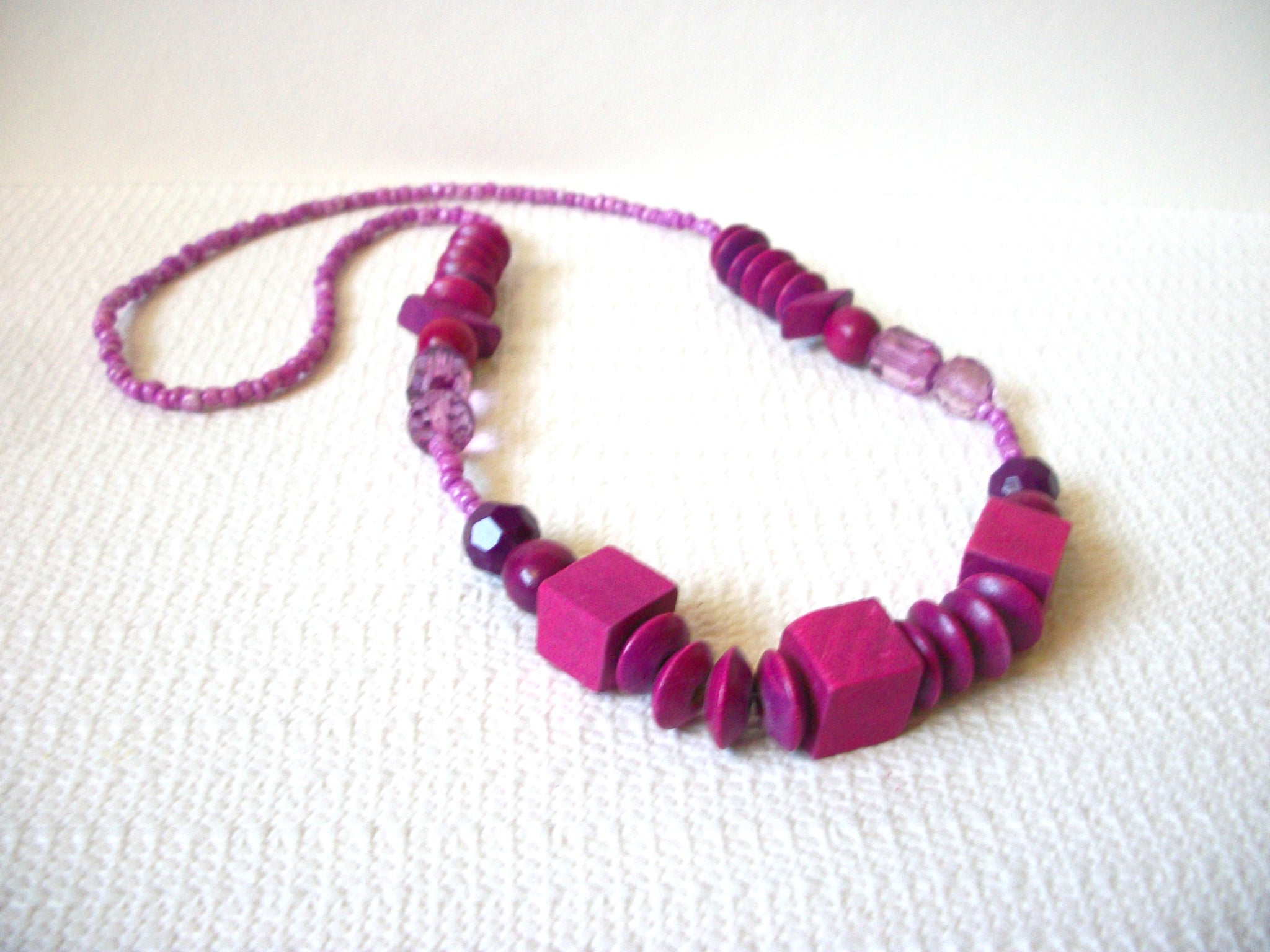 Vintage Fuchsia Pink Wood Necklace 91920