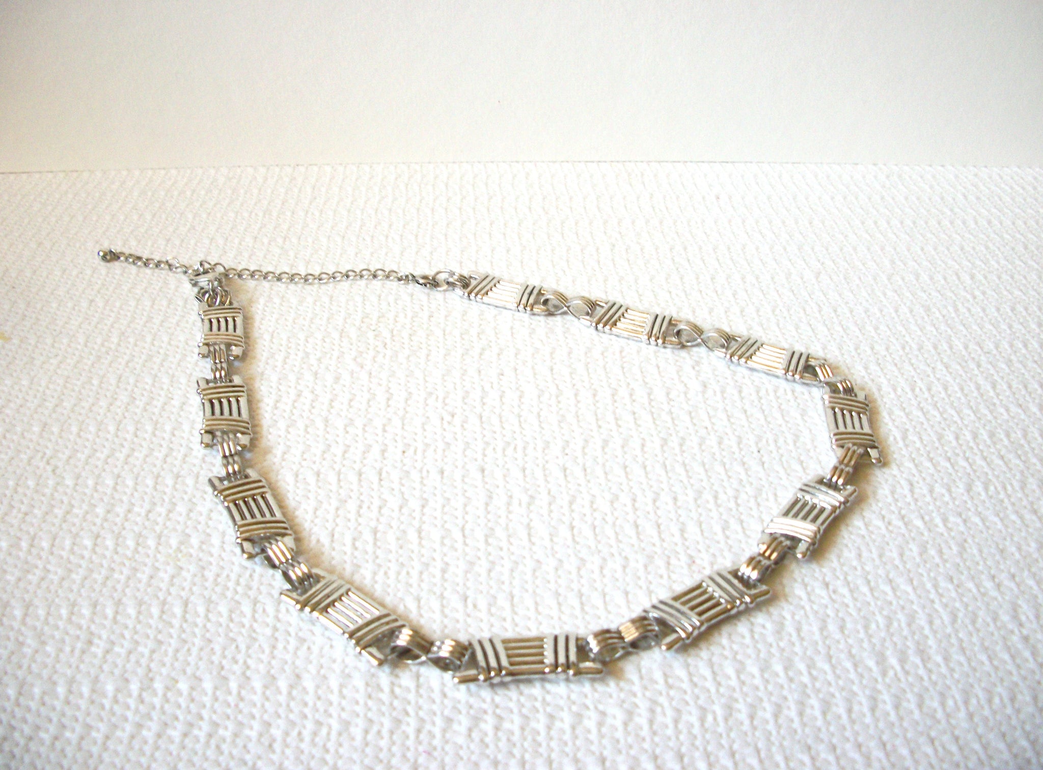 Retro Silver Toned Necklace 92020