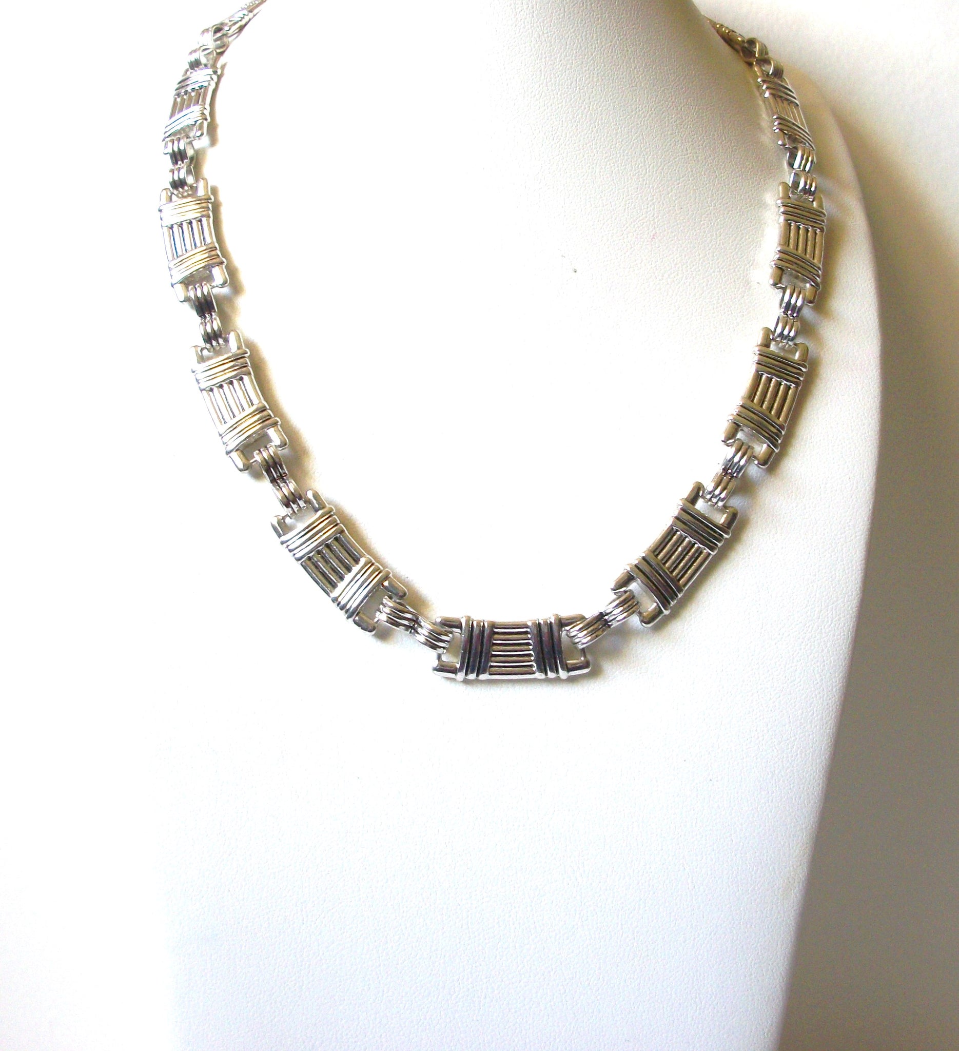 Retro Silver Toned Necklace 92020