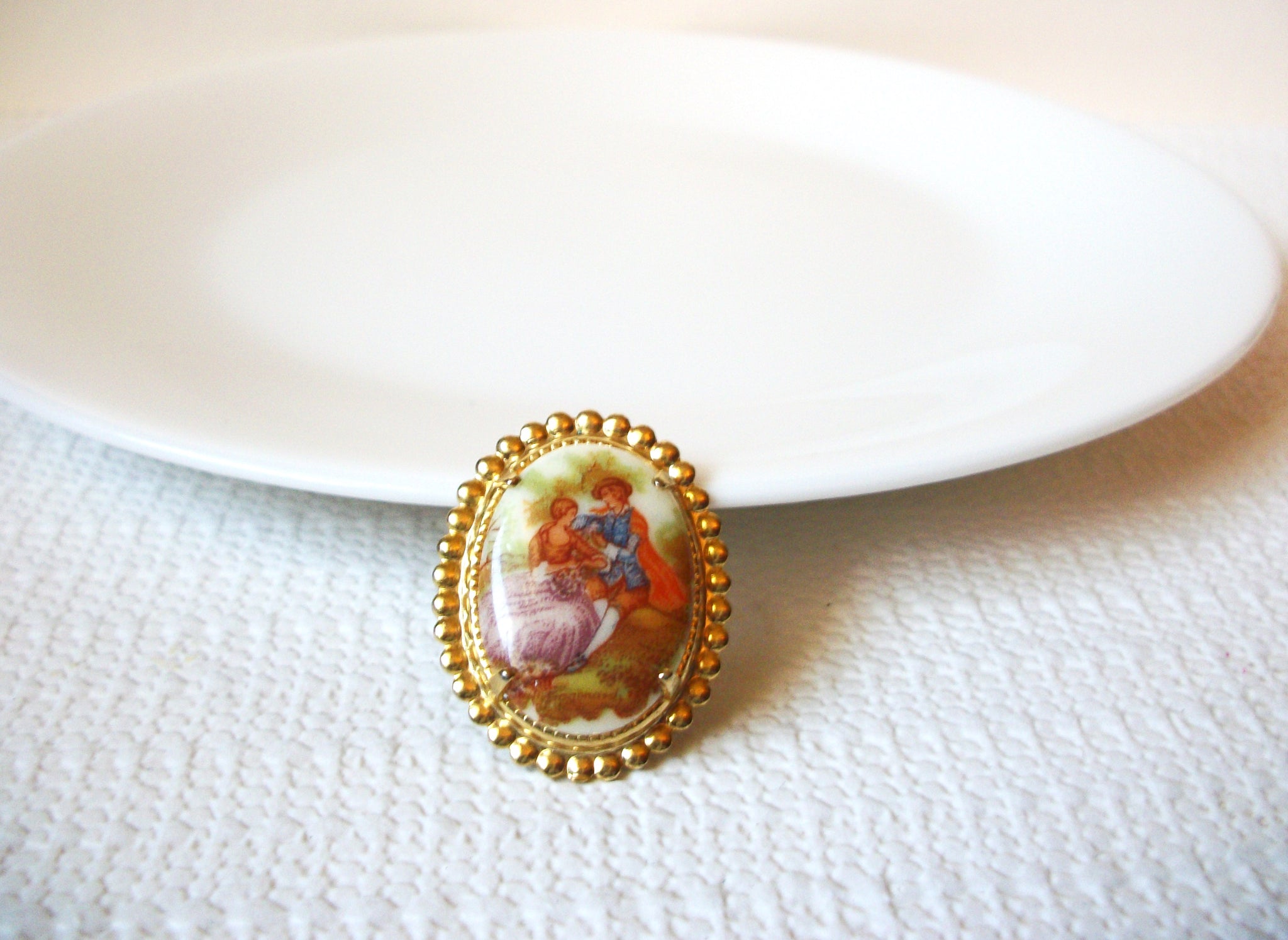 Vintage Glass Courtship Brooch Pin 92320