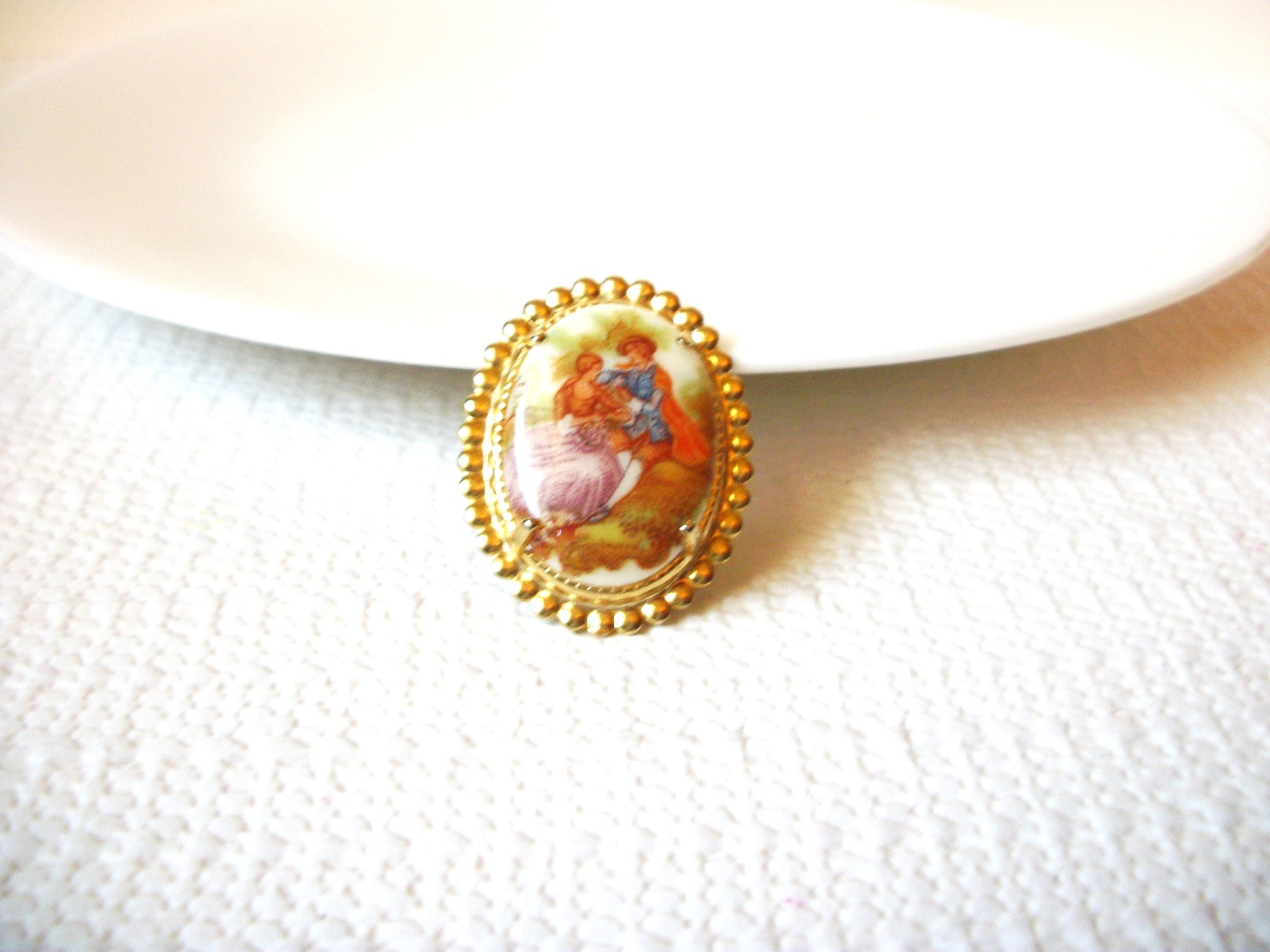 Vintage Glass Courtship Brooch Pin 92320