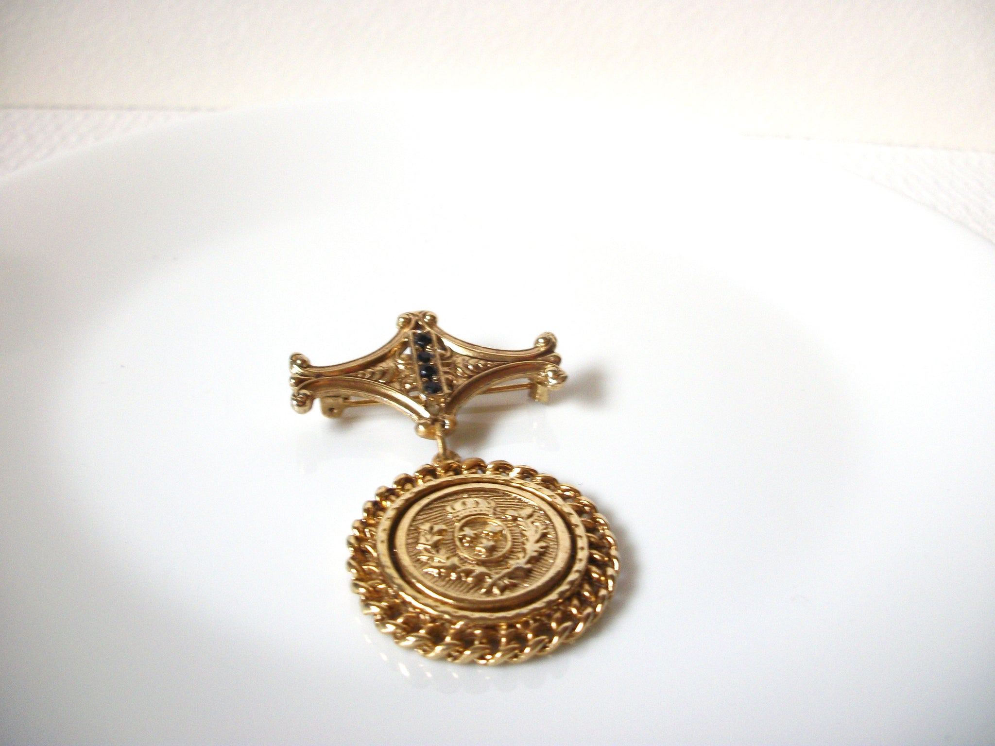Vintage Royal Gold Toned Brooch Pin 100120