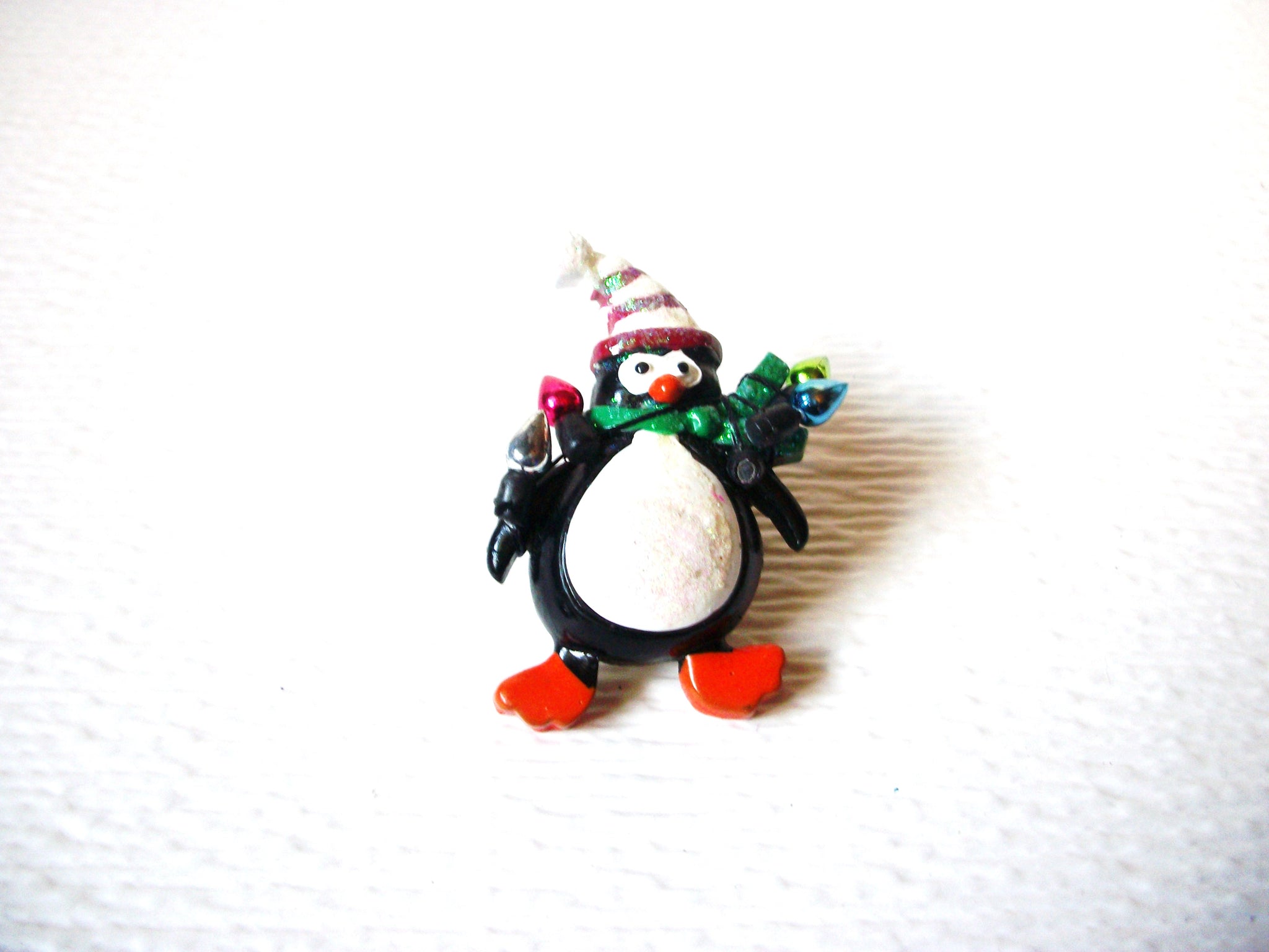 Vintage Resin Penguin Christmas Brooch Pin 60116