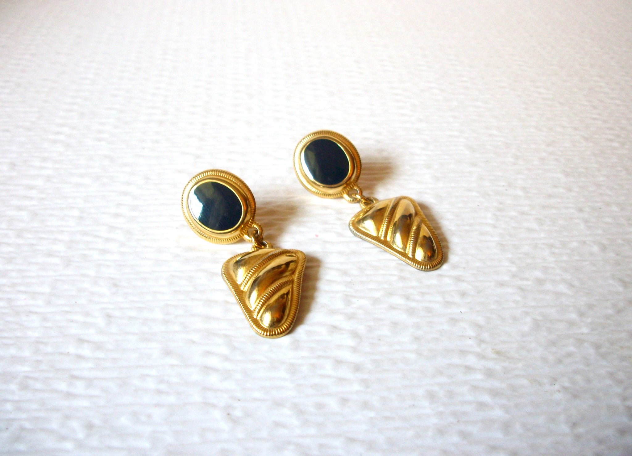Dangling Retro Gold Tone Black Enameled Pierced Earrings 71517