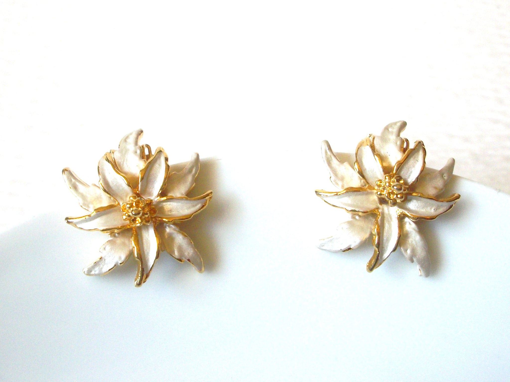 Vintage Edelweiss Flower Enameled Clip On Earrings 91617