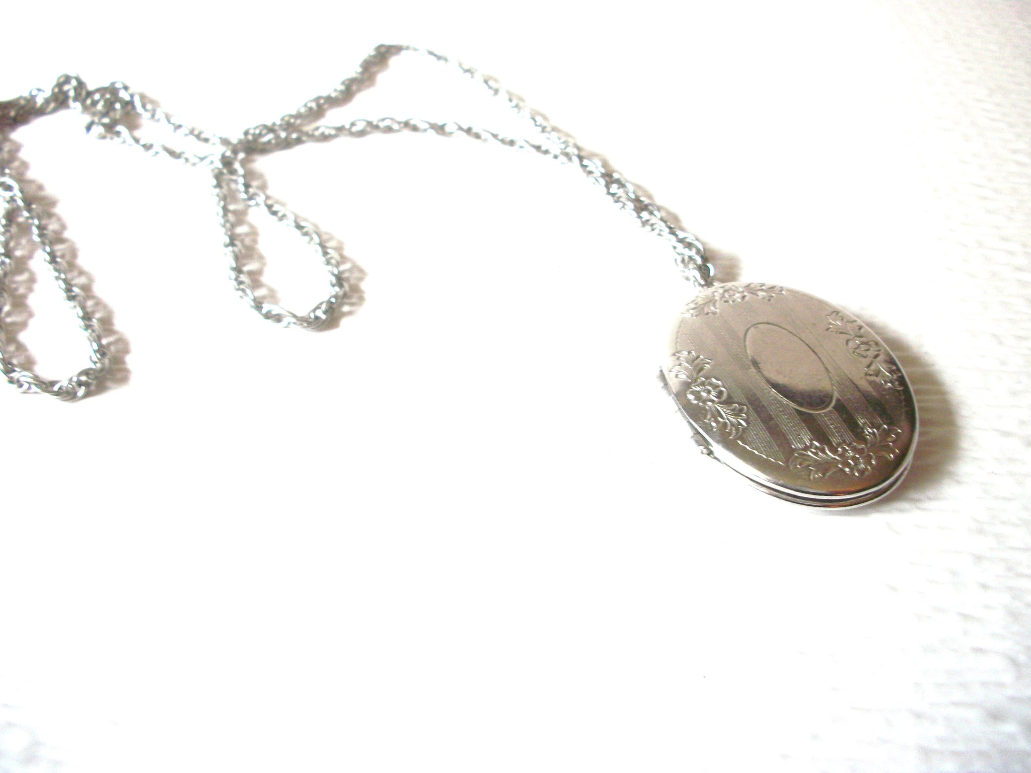 Romantic Silver Toned Locket Pendant Necklace 91617