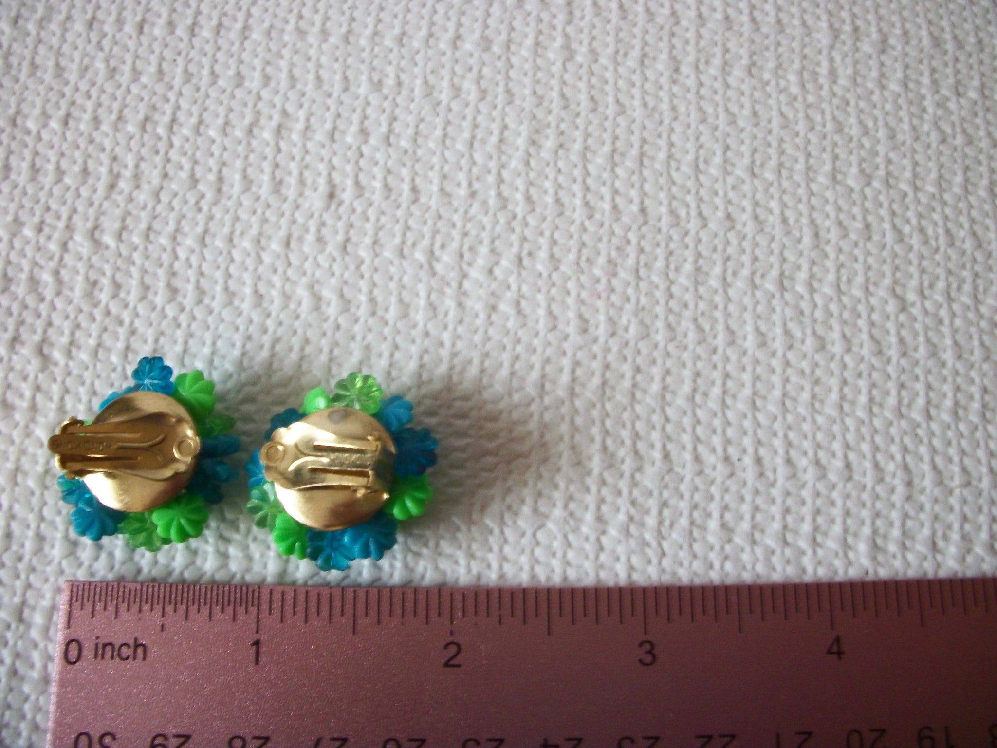 Vintage HONGKONG Floral Cip On Earrings 71218S