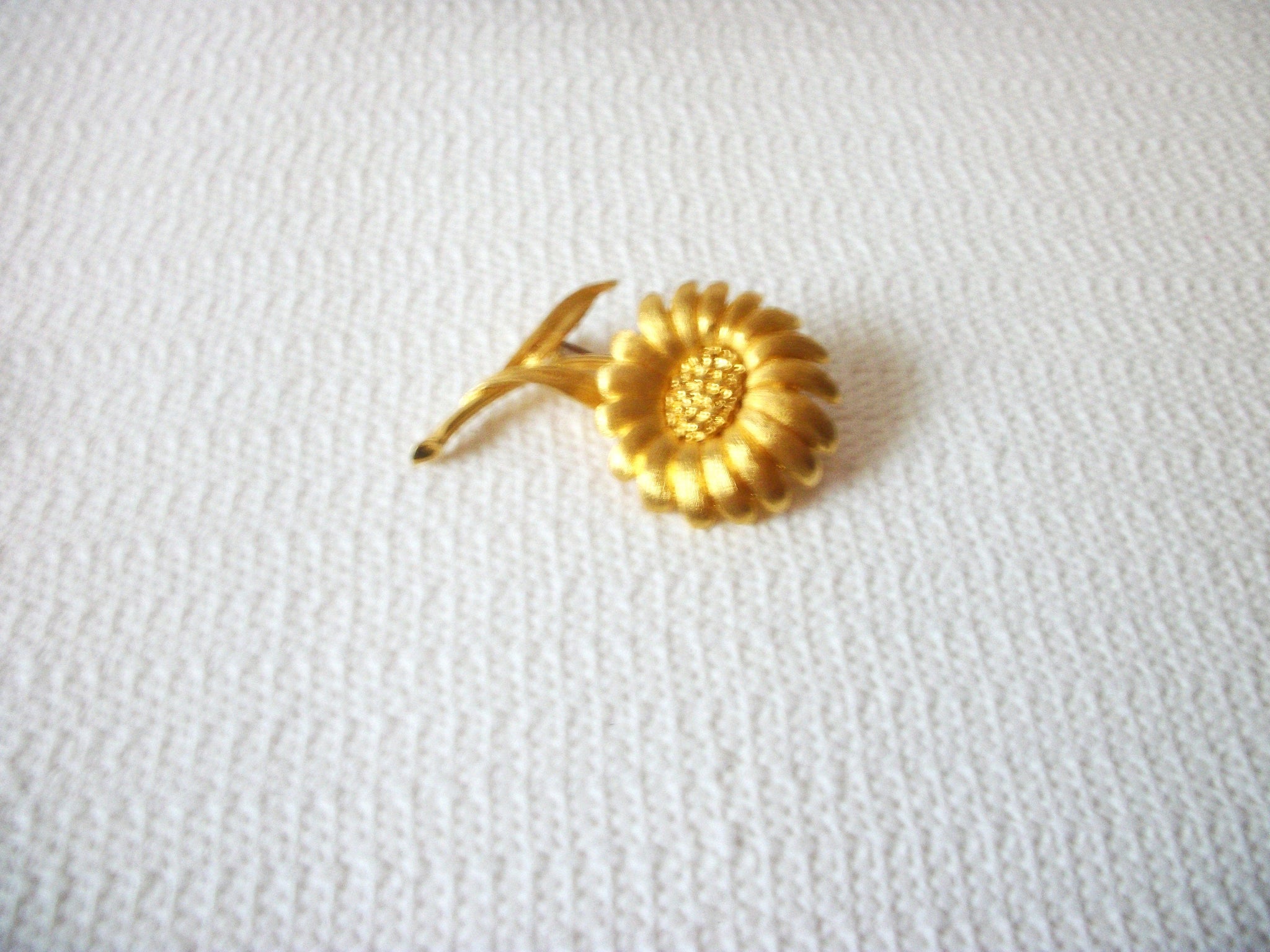 Vintage Gold Toned Flower Pin 71218T